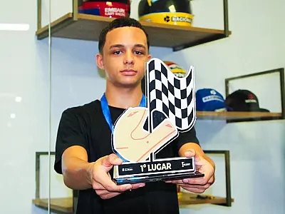 Das provas do Saeb ao pódio: alunos de São Vicente concluem disputa no autódromo do kart