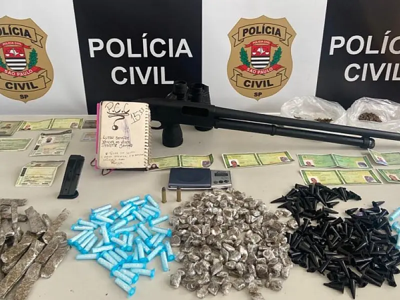 Polícia Civil apreende armas de fogo e mais de quatrocentas porções de drogas