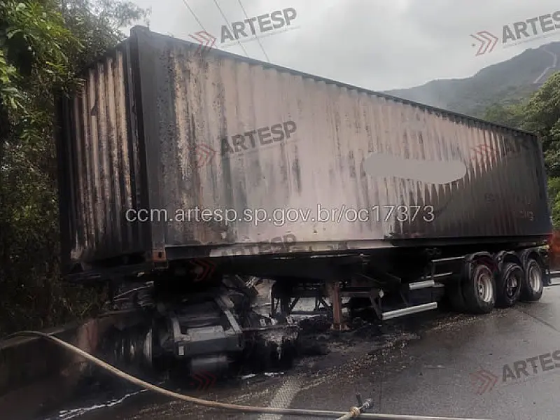 Colisão entre carretas causa explosão e bloqueia a SP-150 em Cubatão