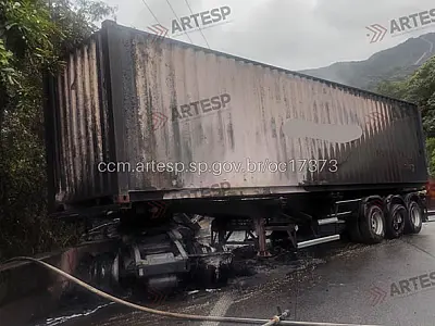 Colisão entre carretas causa explosão e bloqueia a SP-150 em Cubatão