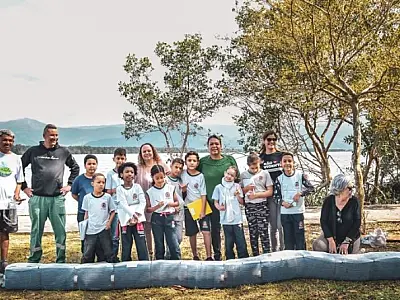 Alunos de AMEI instalam ecobarreiras e aprendem sobre preservação ambiental em São Vicente