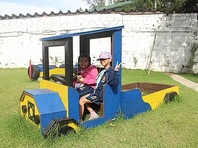 Crianças se divertem com brinquedos de materiais recicláveis na Ecofábrica em Santos