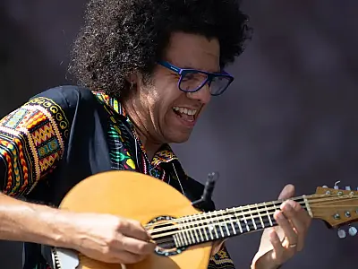 Hamilton de Holanda leva virtuosismo ao novo álbum 'Flying Chicken'