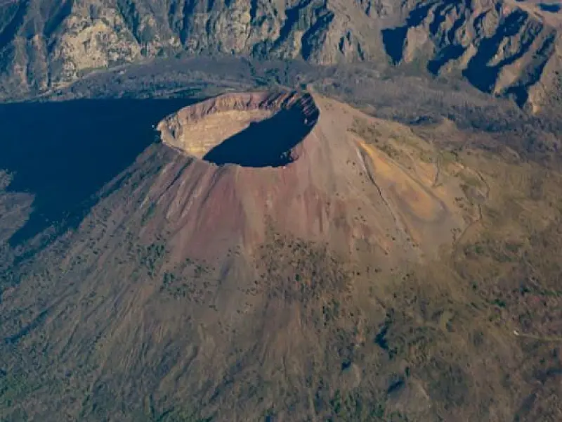 Praia isolada há 2 mil anos após erupção do monte Vesúvio é reaberta na Itália