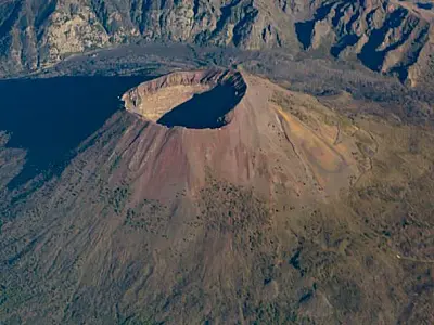 Praia isolada há 2 mil anos após erupção do monte Vesúvio é reaberta na Itália