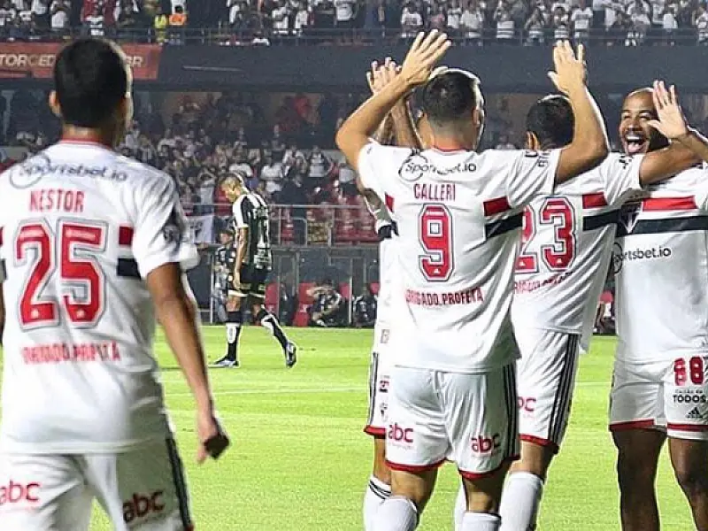 Com lance polêmico São Paulo vence o Santos no Morumbi por 2 a 1