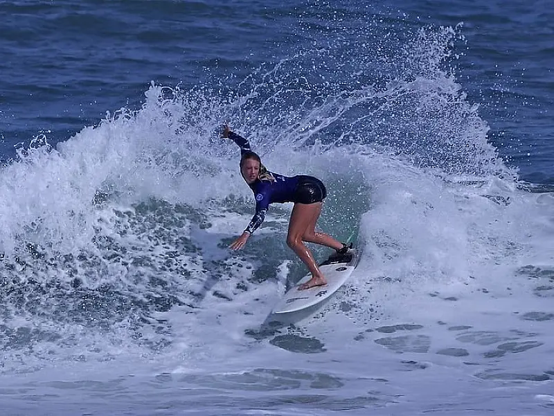 Praia do Tombo, no Guarujá, recebe 1º Circuito Estudantil Koxa Bomb de Surf