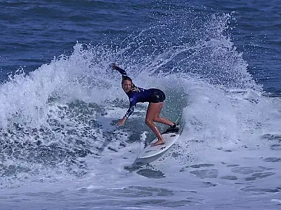 Praia do Tombo, no Guarujá, recebe 1º Circuito Estudantil Koxa Bomb de Surf