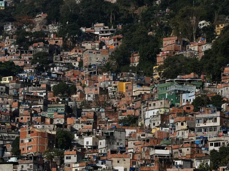 Rocinha enfrenta onda de frio em meio a fome e aumento da pobreza no Rio