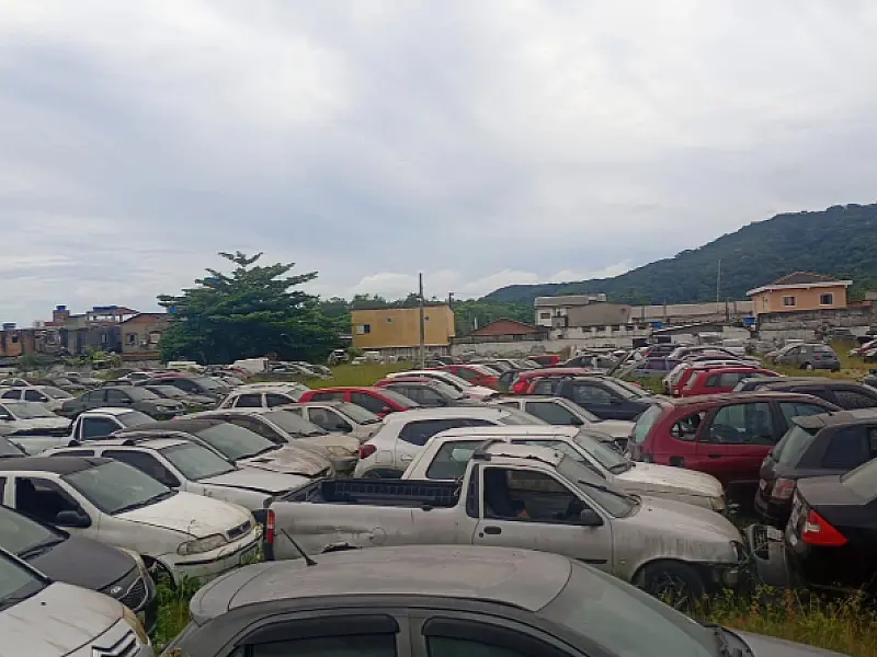 Mais de 340 veículos abandonados são retirados de vias públicas em Guarujá