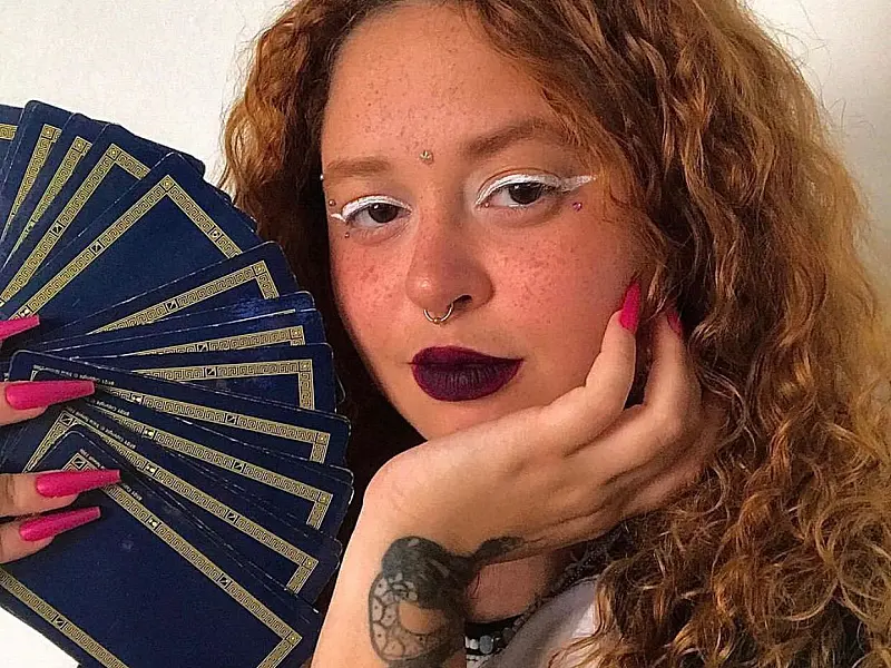 Taróloga de Santos faz sucesso do TikTok com dicas e previsões