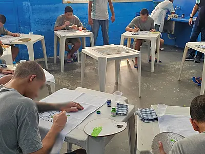 Jovens da Fundação CASA de Peruíbe aprendem técnicas de pintura em panos de prato