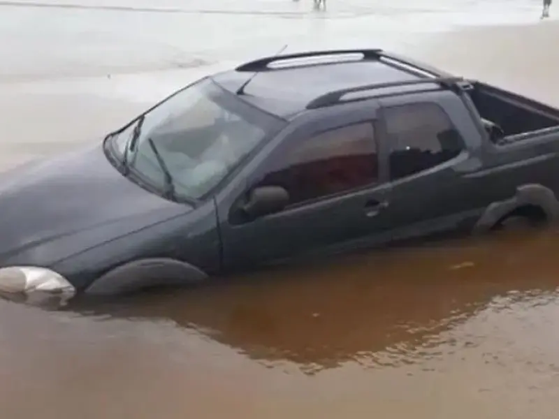 Forte chuva e alta da maré deixam carro atolado em Praia Grande