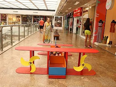 A exposição 'O lixo que não é lixo' em Santos apresenta brinquedos de material reciclável