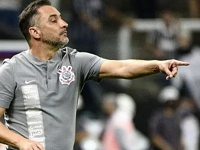 Aos trancos e barrancos, Vítor Pereira arruma o Corinthians e inicia série decisiva