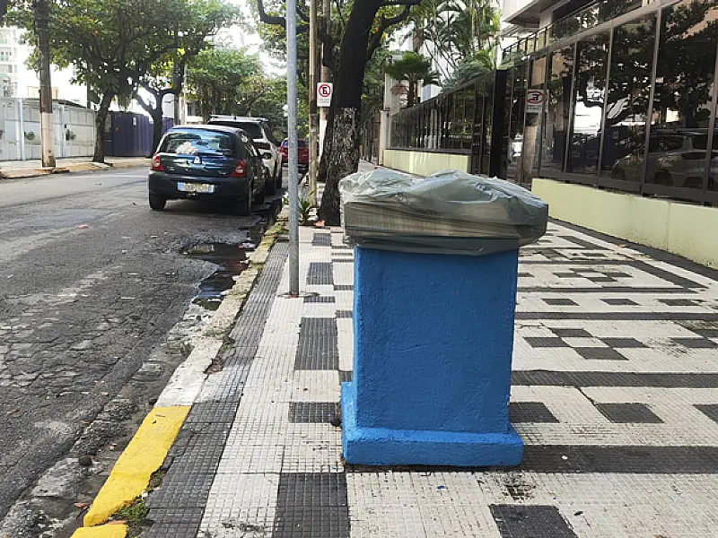 Guarujá fabrica e instala 500 lixeiras de concreto no Município