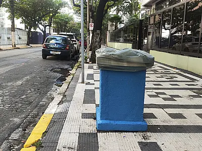 Guarujá fabrica e instala 500 lixeiras de concreto no Município