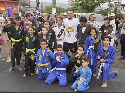 Instituto Charles do Bronxs promove ação social neste sábado (15) em Guarujá