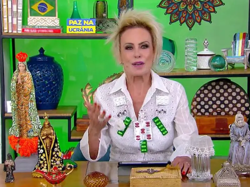 Ana Maria Braga usa colar de remédios para protestar contra reajuste