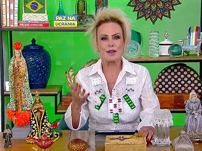 Ana Maria Braga usa colar de remédios para protestar contra reajuste
