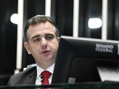 "O Brasil não vai ceder diante de golpismos", diz presidente do Senado