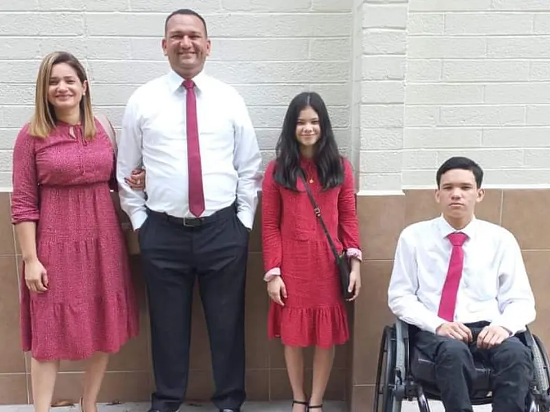 Família venezuelana chega a Santos em busca de tratamento para o filho de 13 anos e pede ajuda