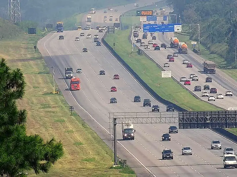 Motoristas enfrentam congestionamentos, principalmente no acesso a Guarujá