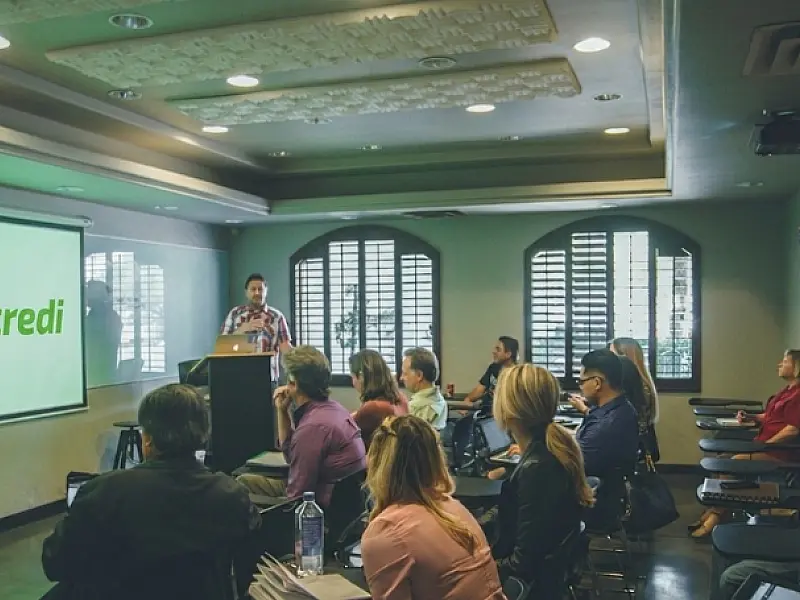 São Vicente oferece palestra sobre educação financeira, em parceria com o Sicredi