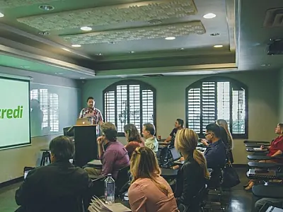 São Vicente oferece palestra sobre educação financeira, em parceria com o Sicredi