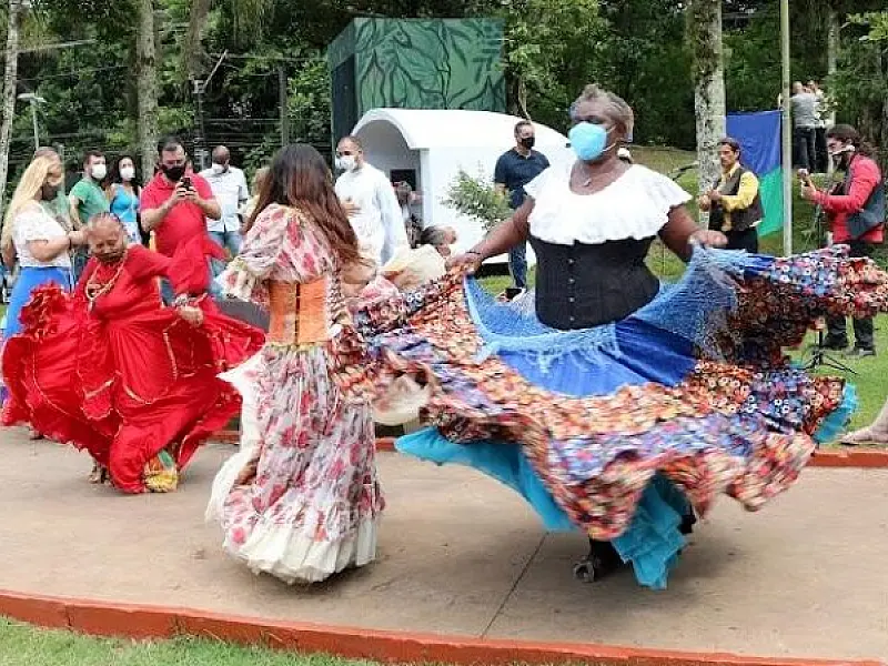 Gruta da padroeira dos ciganos é entregue com muita música e dança