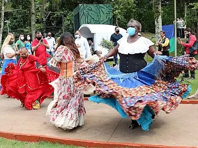 Gruta da padroeira dos ciganos é entregue com muita música e dança