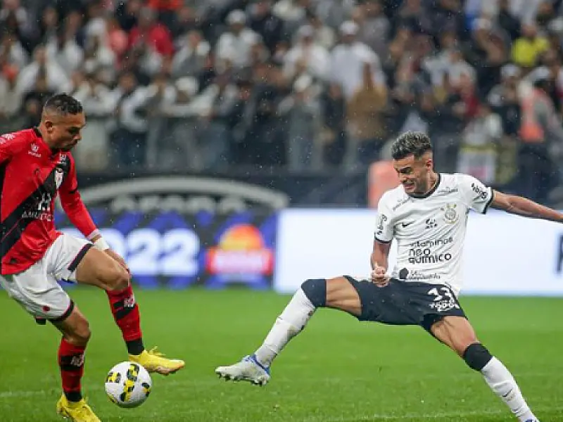 Com gol no fim, Corinthians vence Atlético-GO e volta ao G4 do Brasileiro