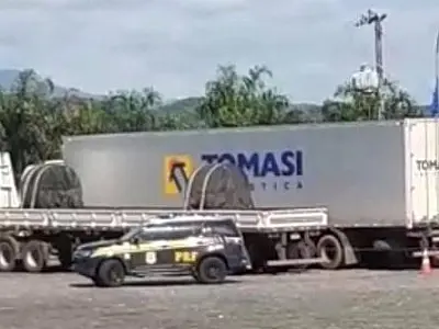 Motorista é encontrado morto dentro de sua carreta na Régis Bittencourt