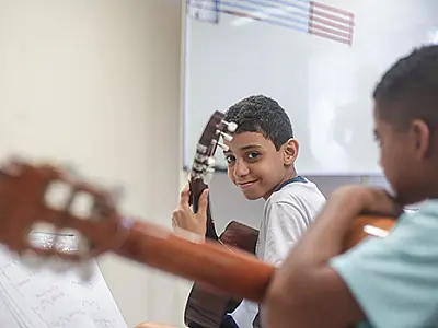 Oficinas gratuitas promovem a descentralização da cultura em Praia Grande