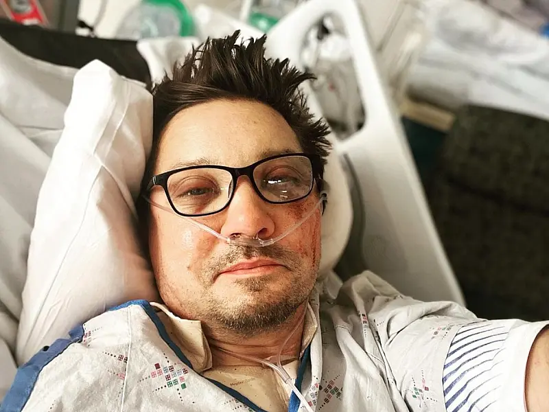 Jeremy Renner compartilha 1ª foto após grave acidente