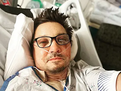 Jeremy Renner compartilha 1ª foto após grave acidente