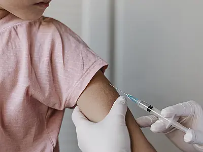 Onda da ômicron levou 3 em 4 crianças e jovens a terem Covid nos EUA, diz CDC