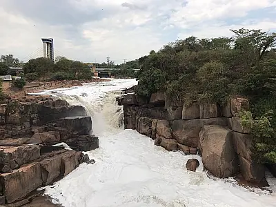 Poluição faz Rio Tietê formar espuma em cidades do interior