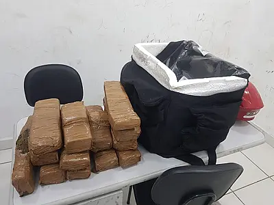 GCM de Praia Grande detém motoboy que transportava 14 quilos de maconha