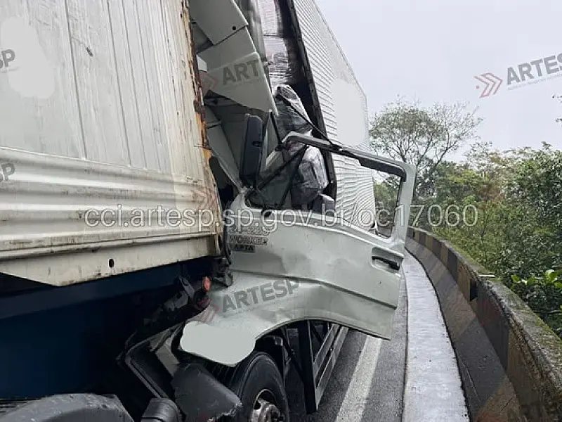 Caminhão perde o freio e causa grave engavetamento na SP-150 em Cubatão; uma pessoa morre