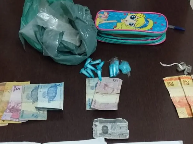 Polícia Civil prende trio que traficava drogas em praça no litoral sul