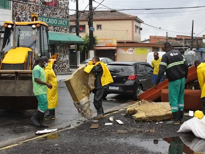 Mutirão retira 16 toneladas de lixo em galerias da Zona Noroeste