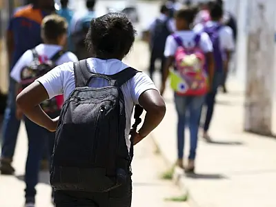 Gasto por aluno no Brasil é o 3º pior entre 42 países, diz OCDE