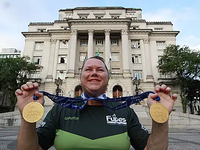 Beth Gomes é recebida em Santos após dois ouros no Mundial e declara amor pela Cidade