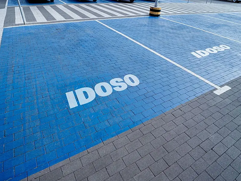 Veja como emitir credencial de vaga preferencial de idoso pelo celular