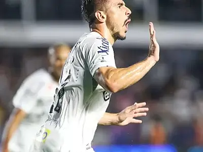 Bigode salva no fim, Santos supera vaias, vence e volta ao G4 da Série B
