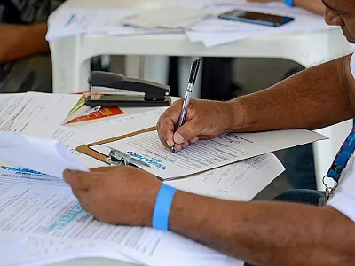 Volume de serviços no país cai 1,6% de março para abril