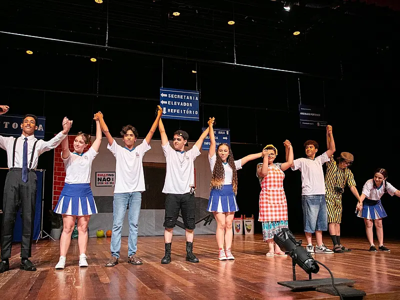 Estudantes apresentam a peça "Bullying: Se Correr o Bicho Pega" no Palácio das Artes