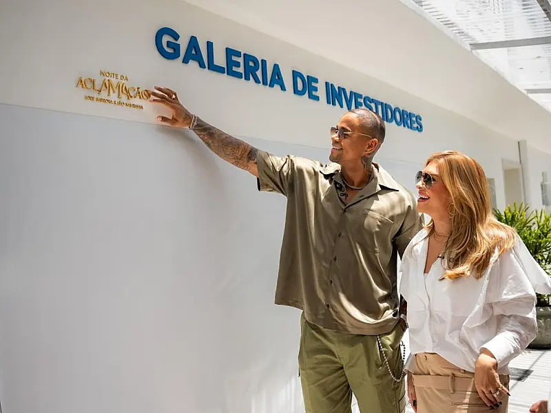Lore Improta e Léo Santana participam da inauguração da placa em homenagem à Noite da Aclamação nas
