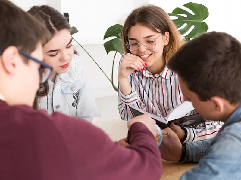 Mongaguá inicia Projeto "Papo Reto" 2026  levando debate sobre gravidez na adolescência
